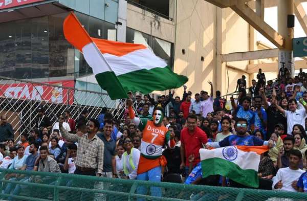 मैच के दौरान प्रशंसक भारत का झंड़ा लहराते हुए