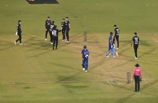 रोहित शर्मा आऊट होने के बाद, पीछे टीम न्यूजीलैंड