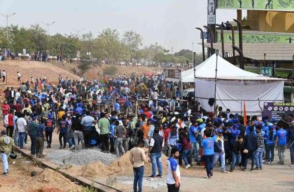 स्टेडियम के बाहर दर्शकों की भारी भीड