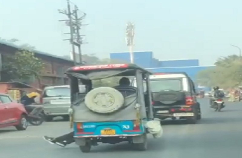 शव की बेकद्री करती दिखी जयपुर पुलिस, ई रिक्शे में बाहर लटकते रहे मृतक के सिर—पैर, SHO ने कहा— हम क्या करें