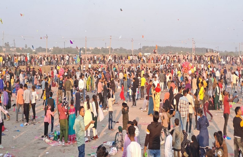 खंभात : समुद्र किनारे उत्तरायण का आनंद लेने उमड़े पतंग प्रेमी