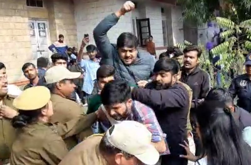 दो छात्र गुटों में चले लात-घूंसे