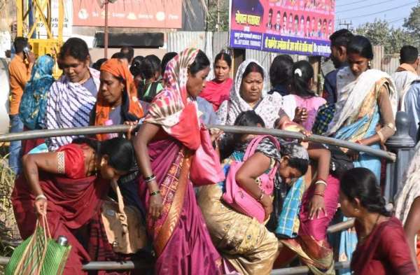 लोग बैरीकेड्स के पार जाने की कोशिश करते