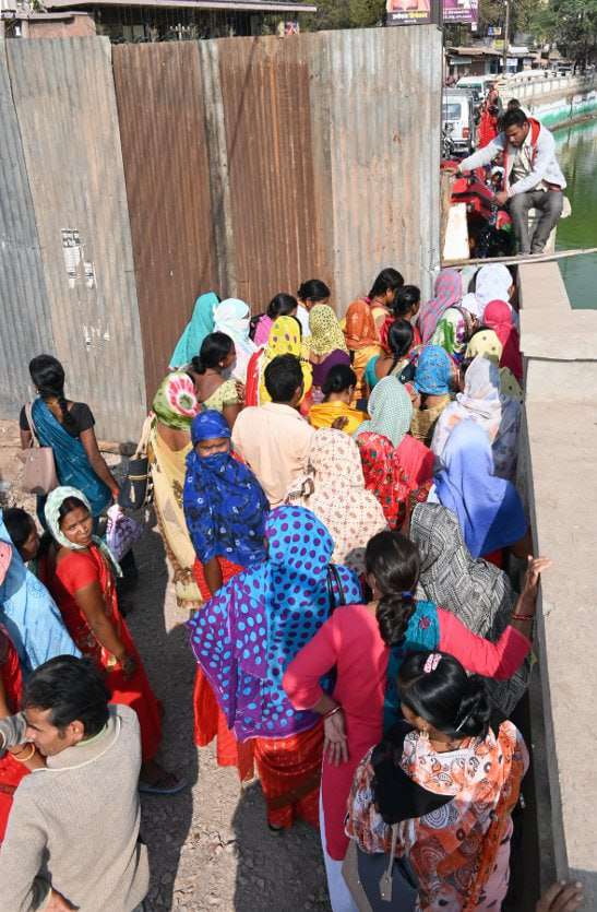 लोग बैरीकेड्स के पार जाने की कोशिश करते