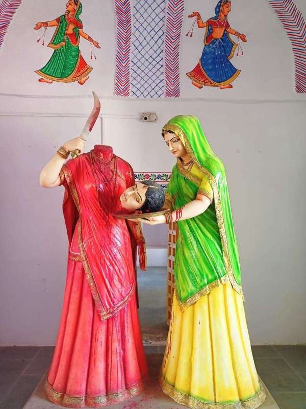 Chundawat Mangi Sainani, Cut off the head of Kshatrani… Some similar pictures from the palace of Hadi Rani