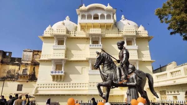 Chundawat Mangi Sainani, Cut off the head of Kshatrani… Some similar pictures from the palace of Hadi Rani