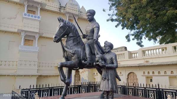Chundawat Mangi Sainani, Cut off the head of Kshatrani… Some similar pictures from the palace of Hadi Rani