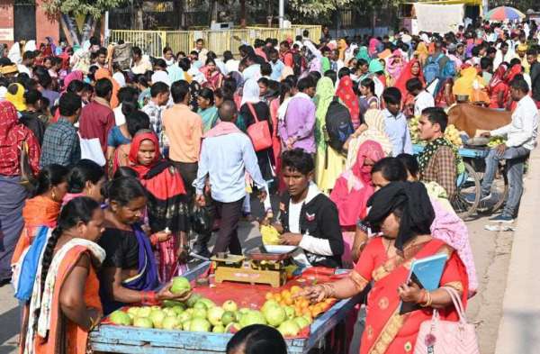 फल, नाश्ता और कपड़ों का दुकान सड़क पर सजा दिखाई दिया।