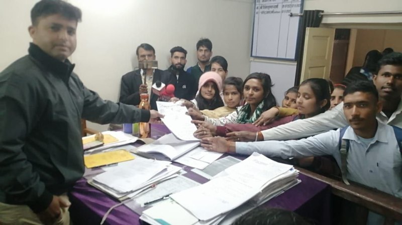 Video: कॉलेज में बंद बालिका छात्रावास को खुलवाने की मांग को लेकर रैली निकाल जताया विरोध