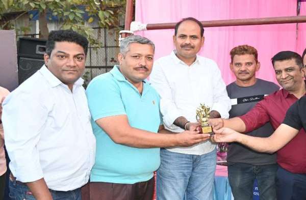 खेल-खिलाड़ी: पत्रिका के वितरक बंधुओं के बीच क्रिकेट प्रतियोगिता