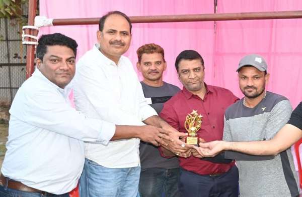 खेल-खिलाड़ी: पत्रिका के वितरक बंधुओं के बीच क्रिकेट प्रतियोगिता