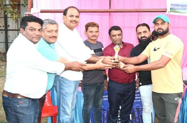 खेल-खिलाड़ी: पत्रिका के वितरक बंधुओं के बीच क्रिकेट प्रतियोगिता