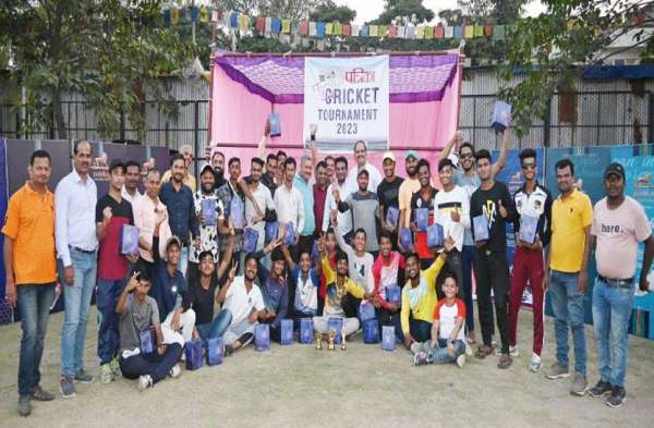 खेल-खिलाड़ी: पत्रिका के वितरक बंधुओं के बीच क्रिकेट प्रतियोगिता