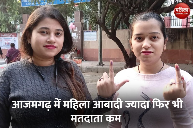 मतदान के बाद निशान दिखाती छात्राएं (फाइल फोटो)
