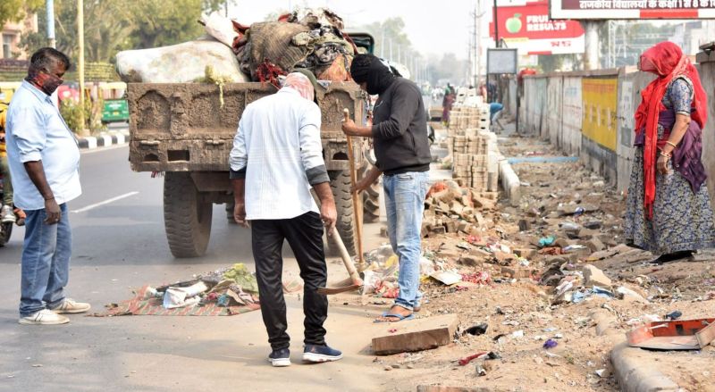 Removed nomads : हार्ट लाइन पर फुटपाथ से खानाबदोशों को हटाया