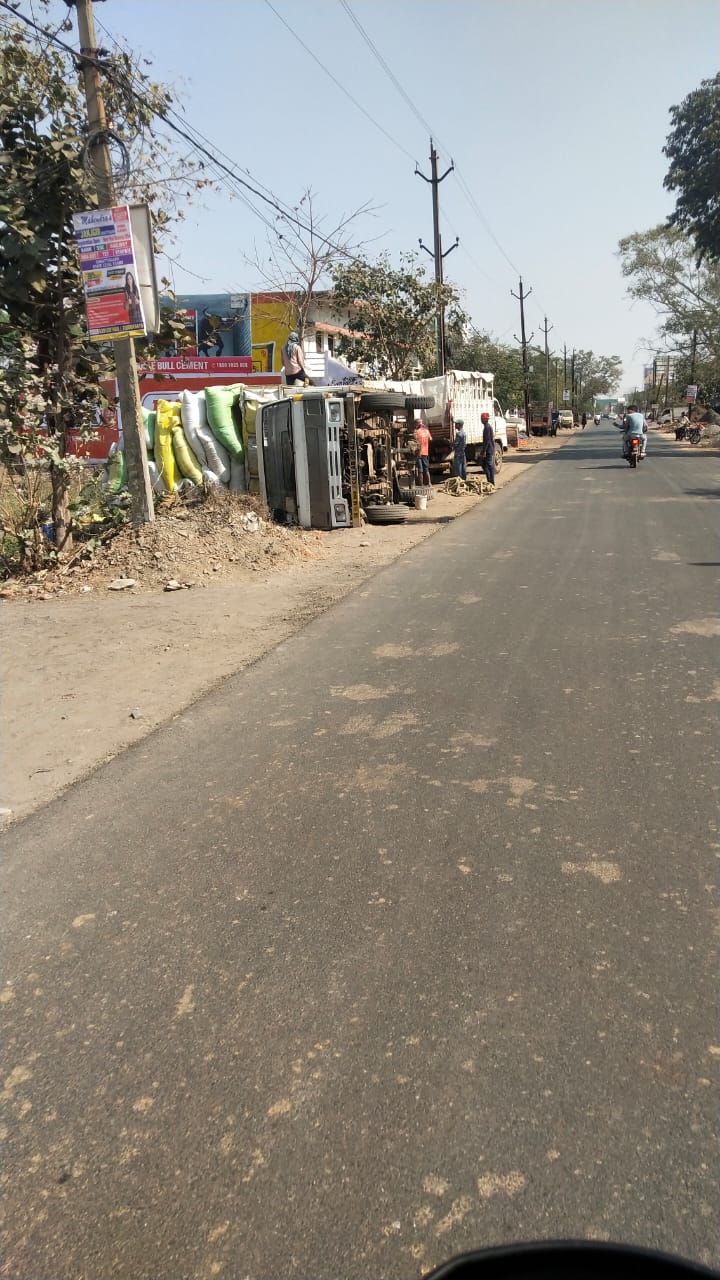 स्टेट हाइवे की साइट पटरी डेढ़ से दो फीट तक गहरी, हर रोज हो रहे हादसे