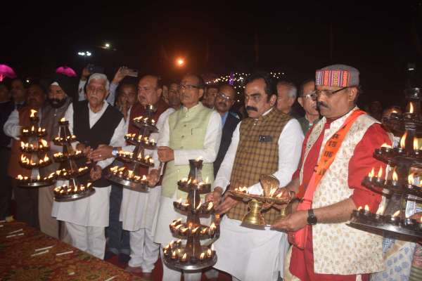 नर्मदा मे रॅगीन आतिशबाजी  