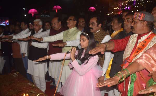 नर्मदा मे रॅगीन आतिशबाजी  