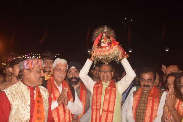 नर्मदा मे रॅगीन आतिशबाजी  