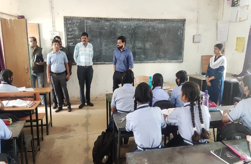 हद हो गई.... अपने ही स्कूल का रिजल्ट नहीं बता पाए प्राचार्य ....कलेक्टर ने हटाया