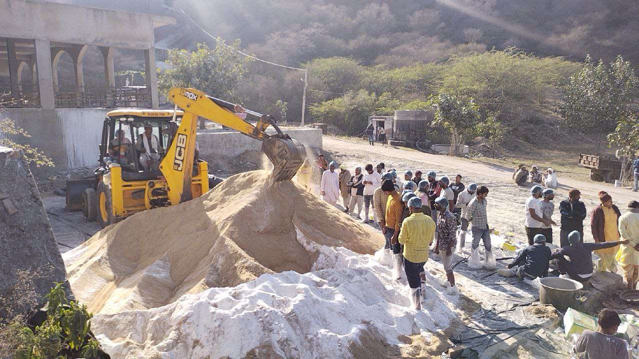 VIDEO: राजस्थान में 350 क्विंटल चूरमे में JCB से मिलाया 34 क्विंटल घी काजू बादाम किशमिश