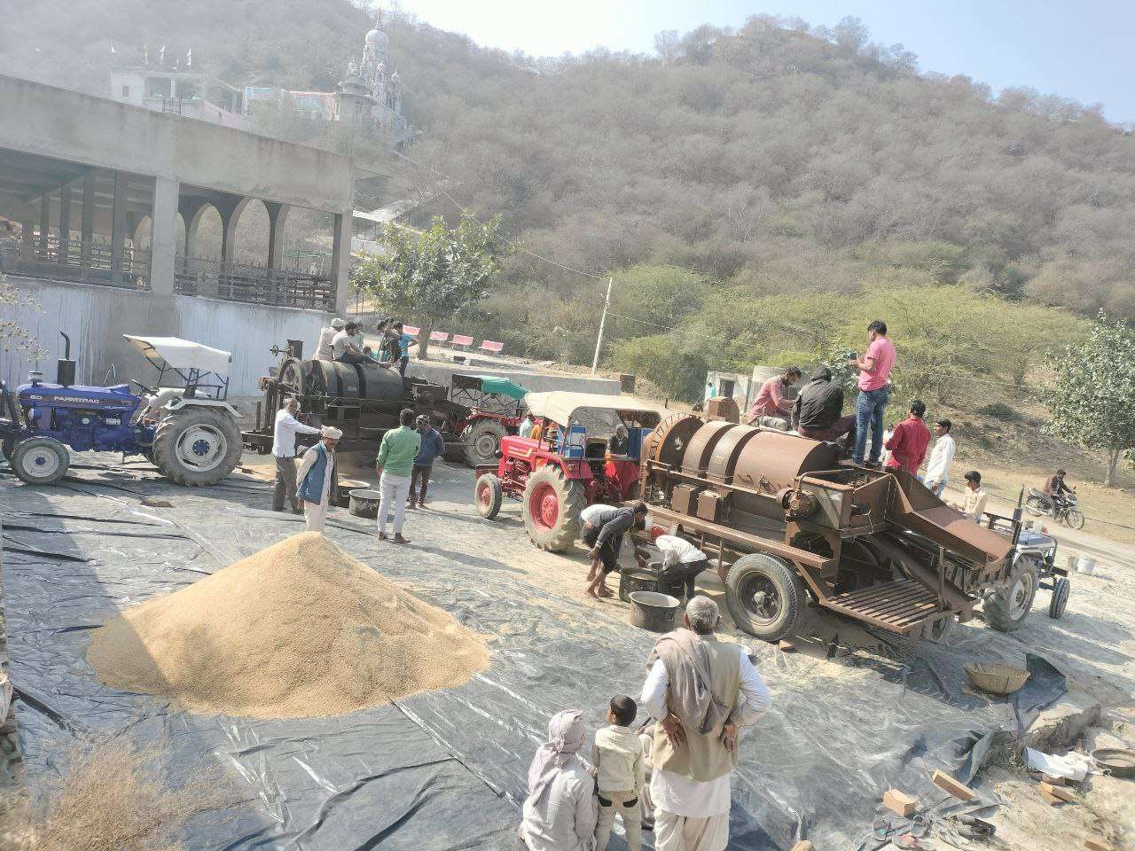 VIDEO: राजस्थान में 350 क्विंटल चूरमे में JCB से मिलाया 34 क्विंटल घी काजू बादाम किशमिश