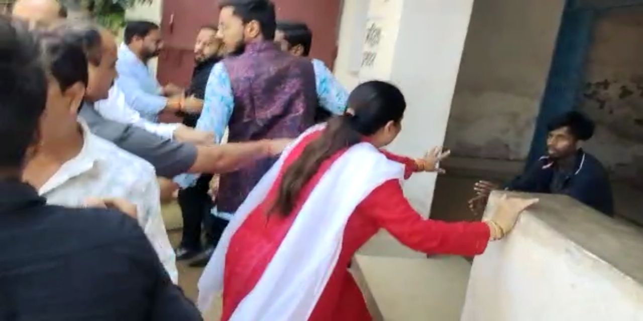 कांग्रेसियों की हाथ जोड़ो यात्रा घुस गई सरस्वती शिशु मंदिर में, अभाविप कार्यकर्ताओं से करने लगी हाथापाई