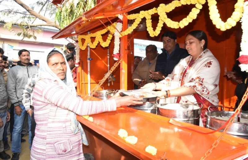 मजदूरों के लिए 5 रुपए में सूजी का हलवा, दो सब्जी, पुलाव व रोटी