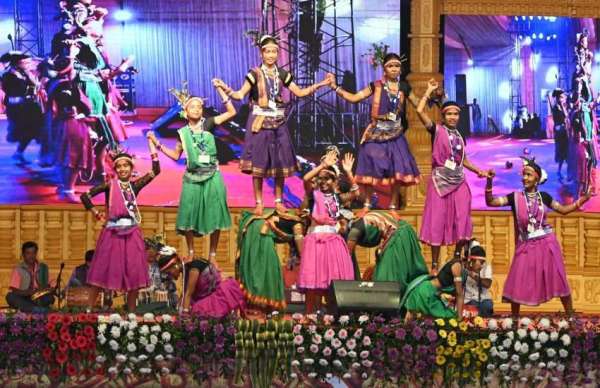 छत्तीसगढ़ युवा महोत्सव में डाॅस की प्रस्तुति देते प्रतिभागी