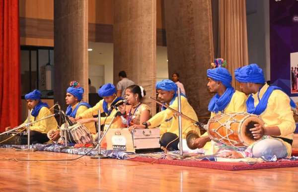 छत्तीसगढ़ युवा महोत्सव में लोकगीत की प्रस्तुति करते प्रतिभागी