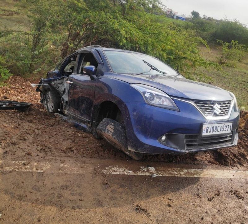 सेकंड ग्रेड अध्यापक भर्ती परीक्षा का पेपर देने जा रहे थे, बीच राह में पलट गई कार