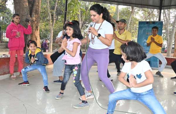 हमराह में योग करते नागरिक