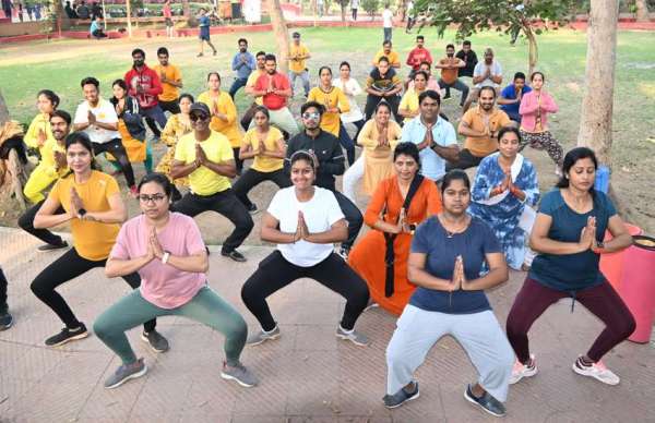 हमराह में योग करते नागरिक