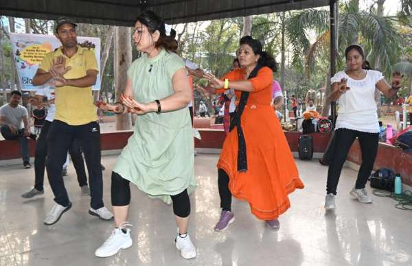 हमराह में जूम्बा करते नागरिक