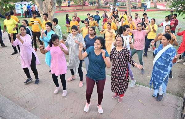 हमराह में जूम्बा करते नागरिक