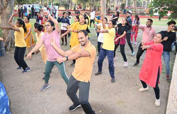 हमराह में जूम्बा करते नागरिक