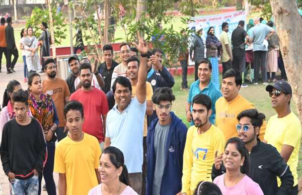 हमराह का आनंद लेते नागरिक