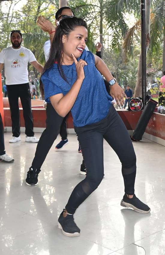 हमराह में जूम्बा करते नागरिक