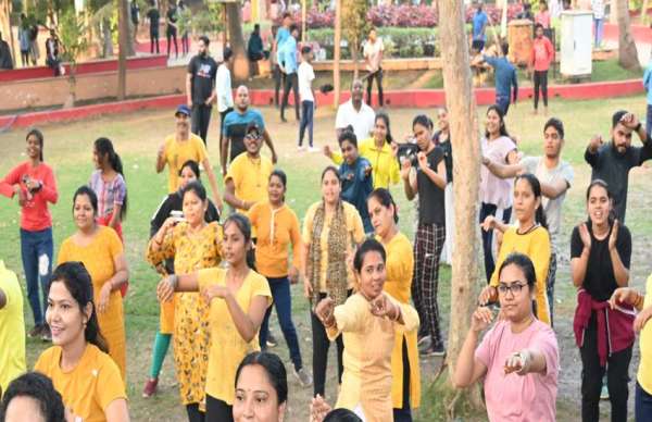 हमराह में जूम्बा करते नागरिक