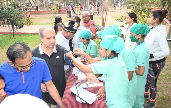 हमराह में स्वास्थ्य परीक्षण करवाते नागरिक