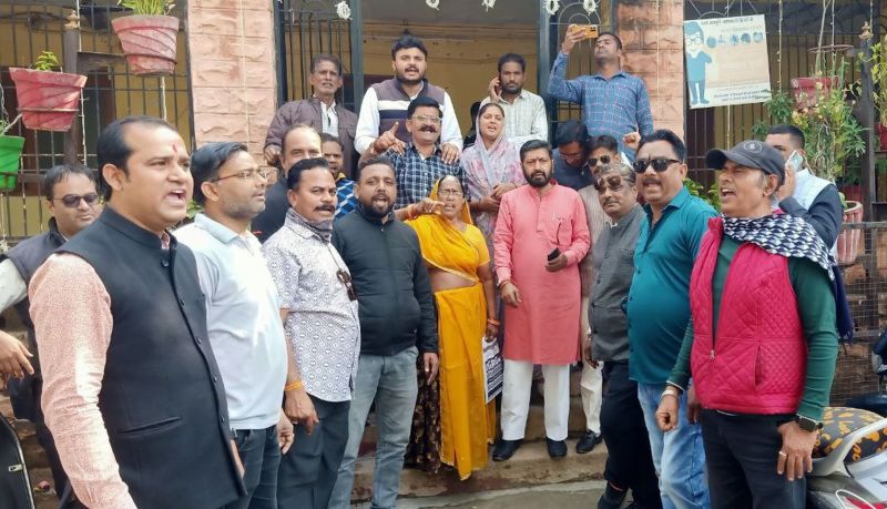 तिरंगे को कचरा वाहन में डालने के मामले में भाजपाइयों का फूटा आक्रोश, आयुक्त को बर्खास्त करने की मांग