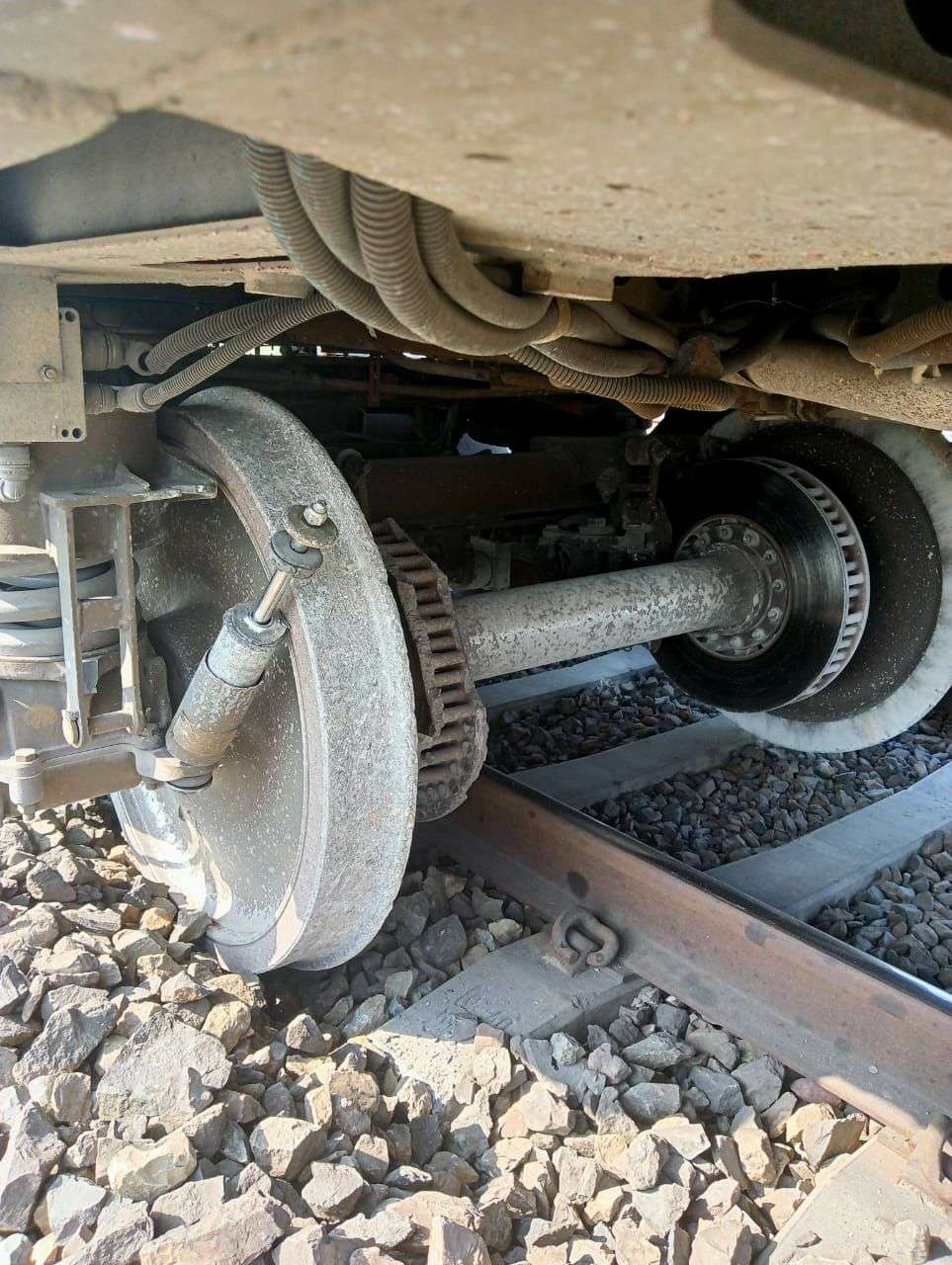 लोको पायलट चला रहा था ट्रेन एक एक कर उतर गई आधी बोगिया, 1 किलो बाद चला डी रेल का पता