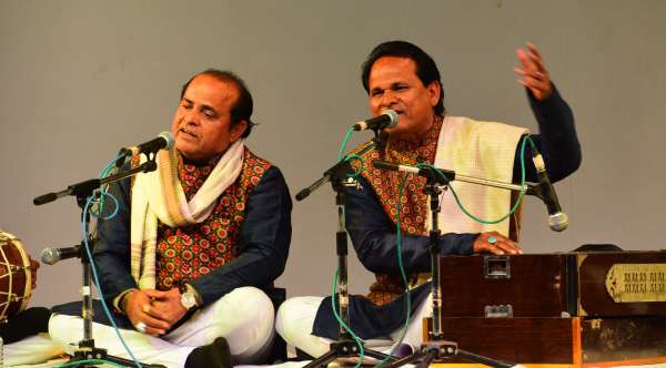 Ali Ghani decorated the spring with his songs in the evening under the program of Basant Parv Basanti Rangoon Ki Triveni at Jawahar Kala Kendra