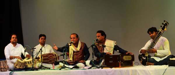 Ali Ghani decorated the spring with his songs in the evening under the program of Basant Parv Basanti Rangoon Ki Triveni at Jawahar Kala Kendra