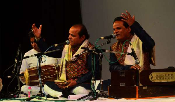 Ali Ghani decorated the spring with his songs in the evening under the program of Basant Parv Basanti Rangoon Ki Triveni at Jawahar Kala Kendra