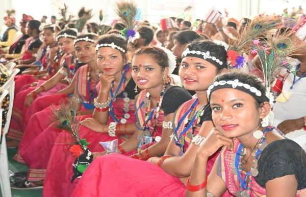 युवा अपने-अपने पारंपरिक परिधान में 