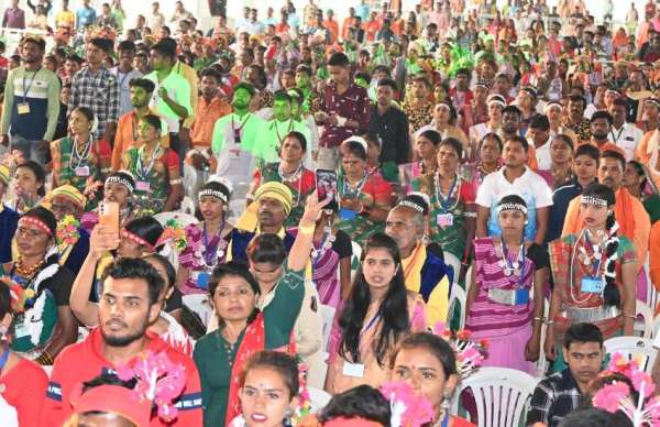 राजगीत के दौरान युवा उत्सव में सावधान की मुद्रा में प्रतिभागी और दर्शक