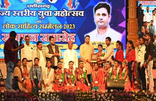 खेल एवं युवा कल्याण मंत्री और ससंदीय सचिव के हाथों विजेताओं को पुरस्कार मिला