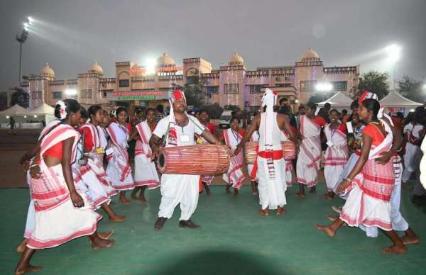 पुरस्कार पाकर विजेता साथियों के साथ झूम उठे