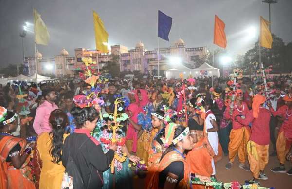 पुरस्कार पाकर विजेता साथियों के साथ झूम उठे